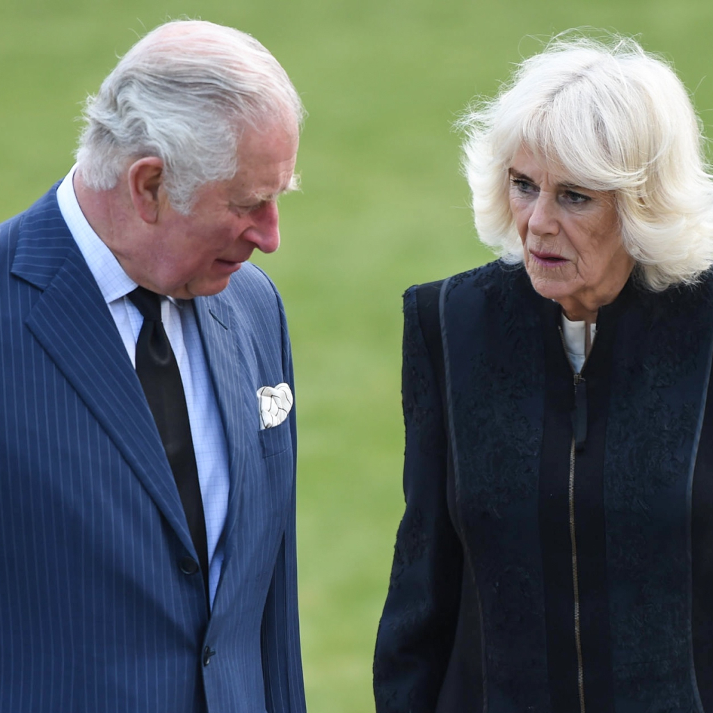 Πρίγκιπας Κάρολος – Καμίλα: Συγκινημένοι μπροστά στα λουλούδια που άφησαν οι Βρετανοί για τη μνήμη του πρίγκιπα Φιλίππου
