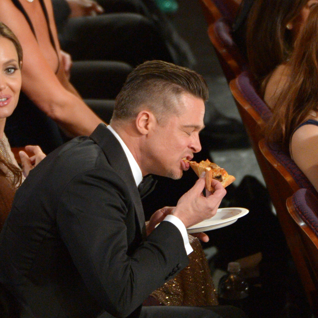Pizza, burger ή Όσκαρ; Όλες οι φορές που οι διάσημοι στα βραβεία σταμάτησαν τα πάντα για ένα ...βρώμικο