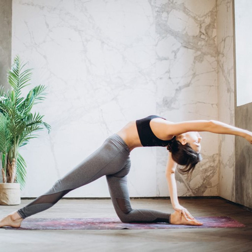 Η Yoga & Pilates Teacher Ιωάννα Κολιακουδάκη μάς δείχνει ασκήσεις yoga για όλα τα επίπεδα 