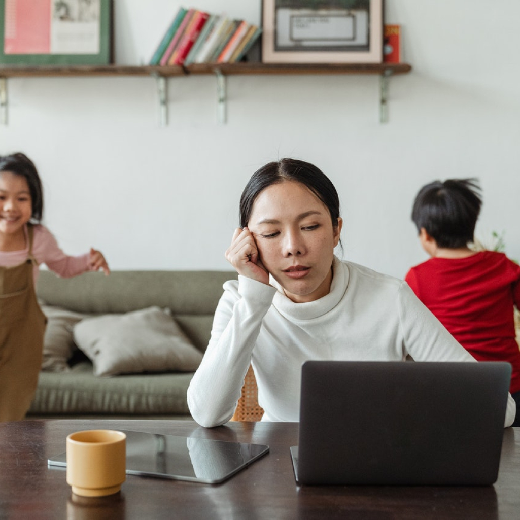 Linkedin: Προσθέτει τον τίτλο «Μαμά στο Σπίτι» για να βοηθήσει στην καταπολέμηση του εργασιακού κενού