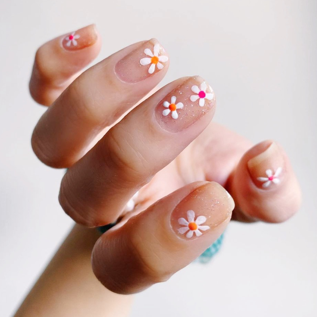 6+1 floral manicure που θα λατρέψετε τον Μάιο 