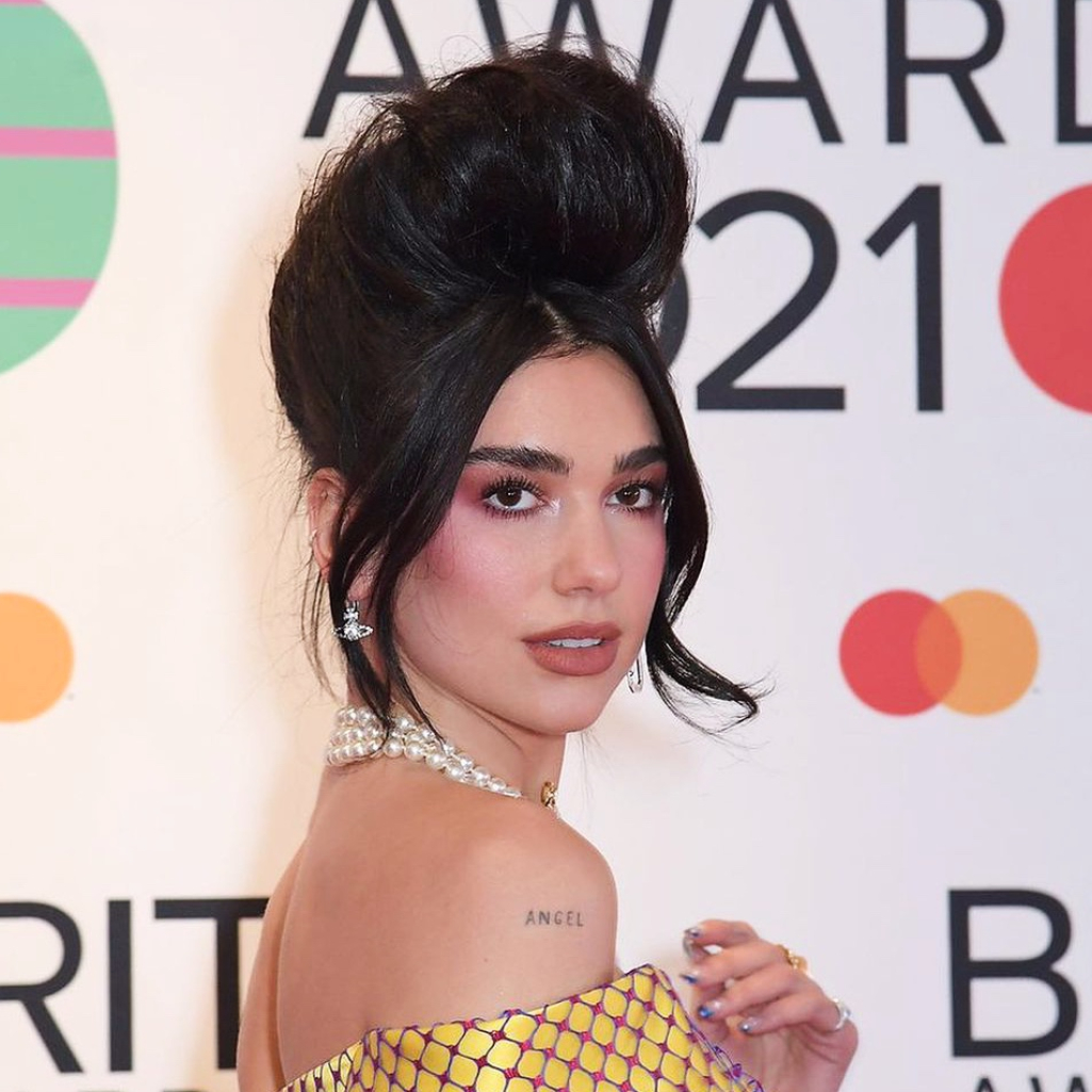 BRIT Awards 2021: Τα ωραιότερα beauty looks που ξεχωρίσαμε