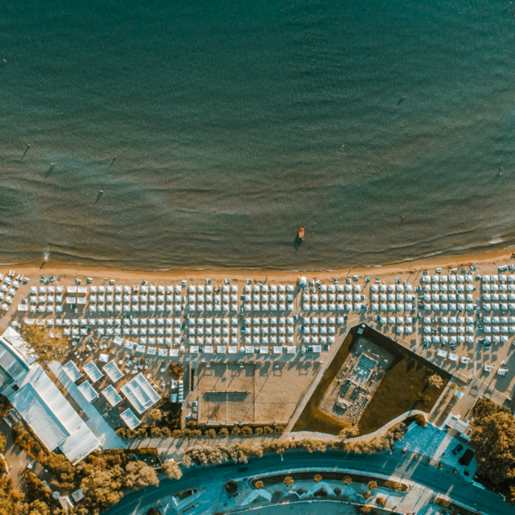 Η κορυφαία seaside εμπειρία χαλάρωσης, απόλαυσης και πολυτέλειας στην κοσμοπολίτικη παραλία του Αστέρα Βουλιαγμένης σας δίνει τη δυνατότητα ηλεκτρονικής προκράτησης της θέσης σας