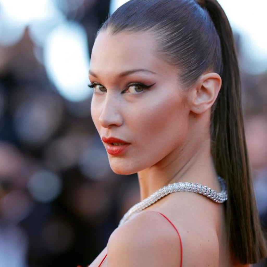 Bella Hadid: Φόρεσε παραδοσιακή φορεσιά και συμμετείχε σε διαδήλωση υπέρ της Παλαιστίνης