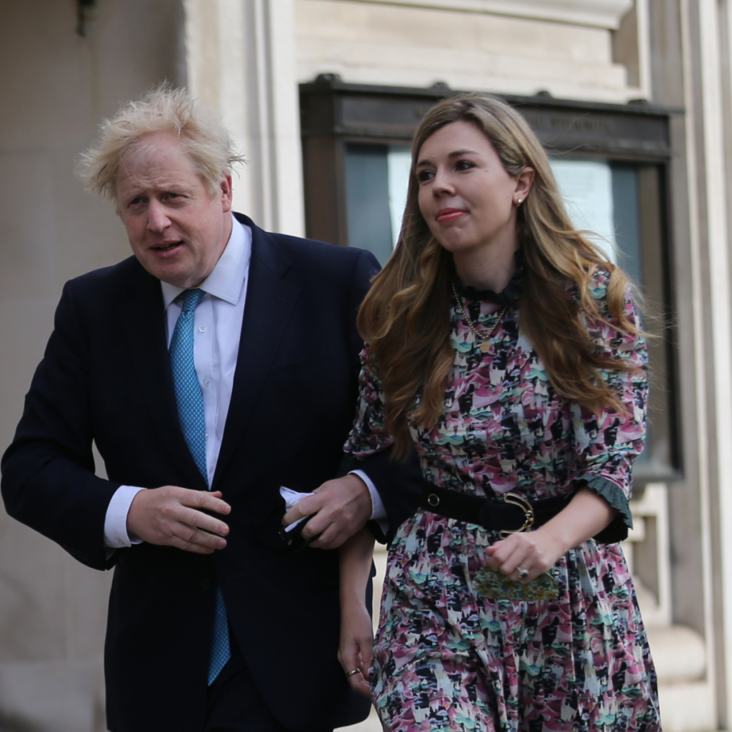 Boris Johnson-Carrie Symonds: Ο μυστικός μποέμ γάμος και το δανεικό νυφικό
