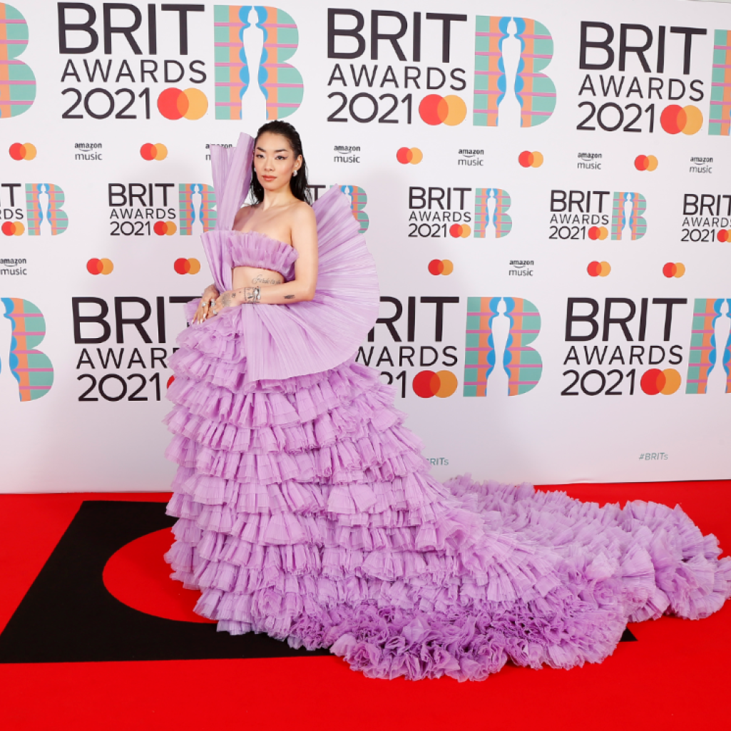Brit Awards 2021: Oι εμφανίσεις στο κόκκινο χαλί που θα συζητηθούν