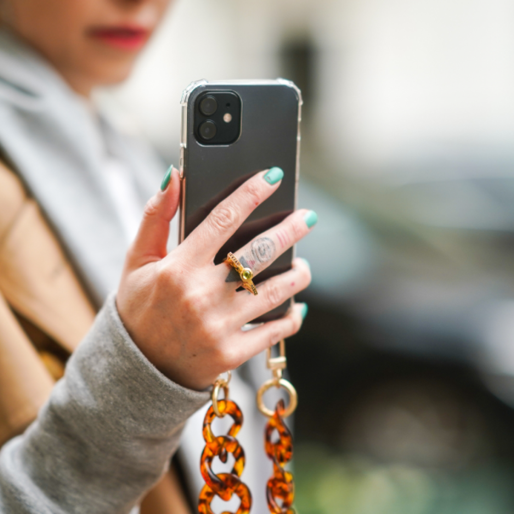 Phone straps: H νέα τάση στα αξεσουάρ φοριέται στο κινητό μας