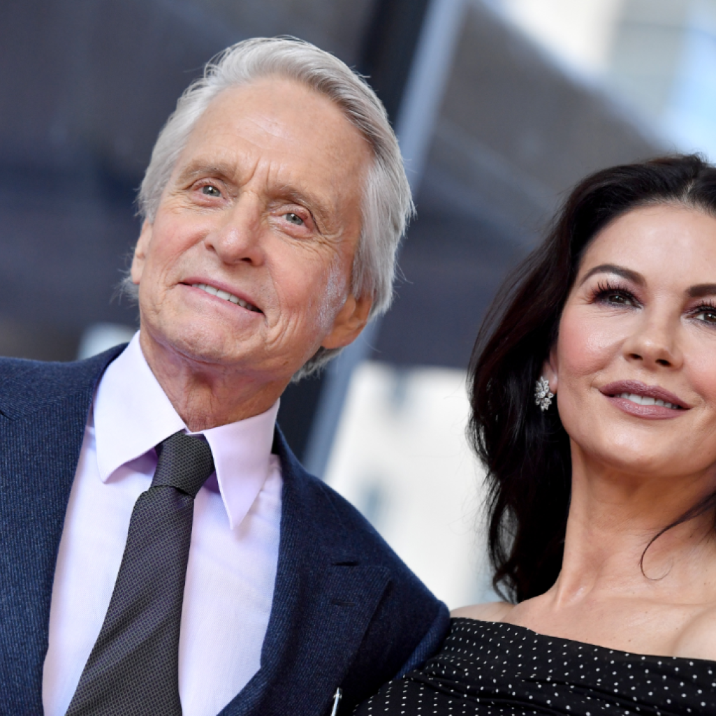 Michael Douglas και Catherine Zeta-Jones: Συγκινημένοι στην αποφοίτηση της κόρης τους