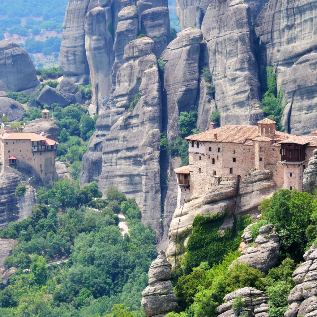 Τα εντυπωσιακά μοναστήρια της Ελλάδας που κρέμονται στα βράχια