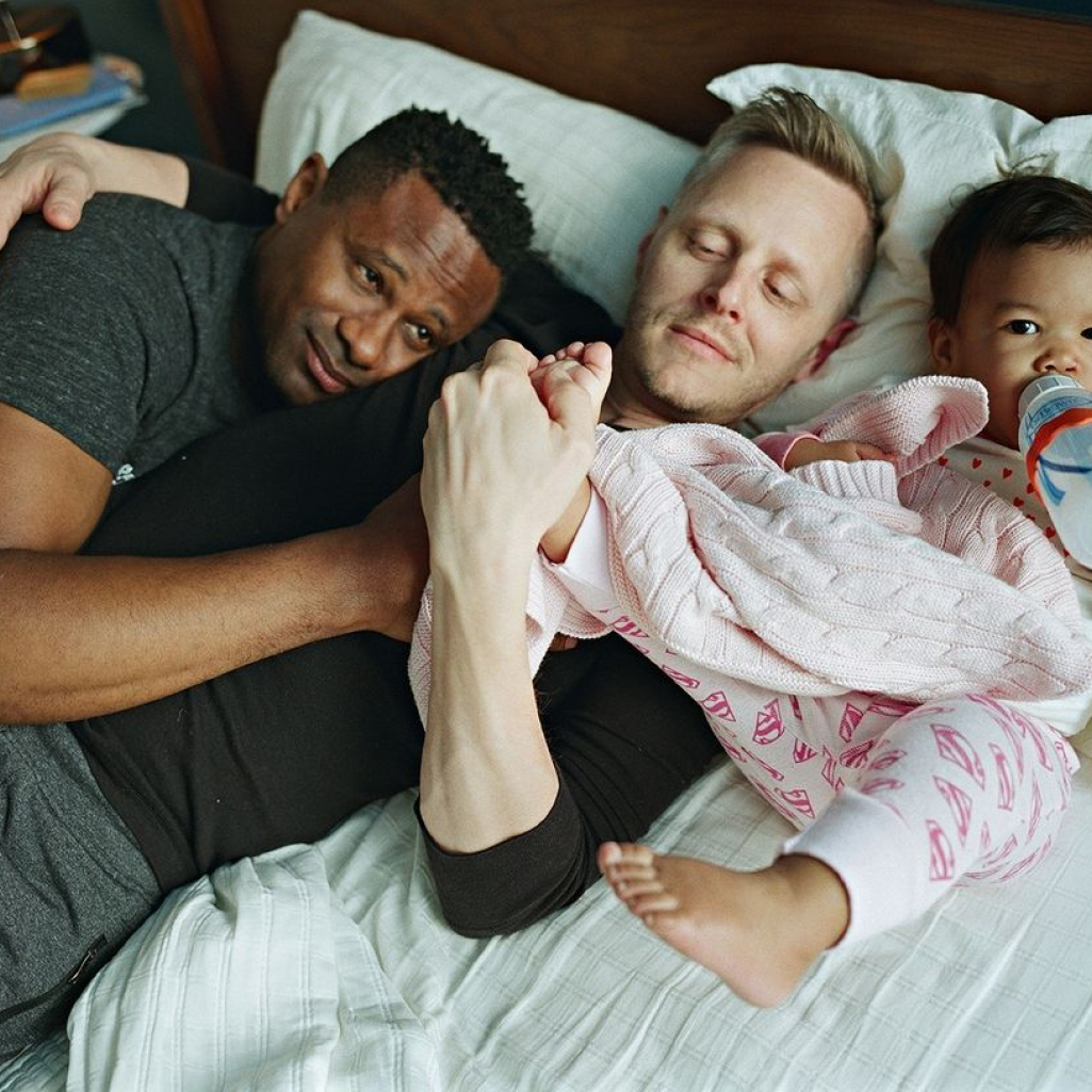«Dads»: Οικογένειες με δύο μπαμπάδες φωτογραφίζονται και σπάνε τα στερεότυπα