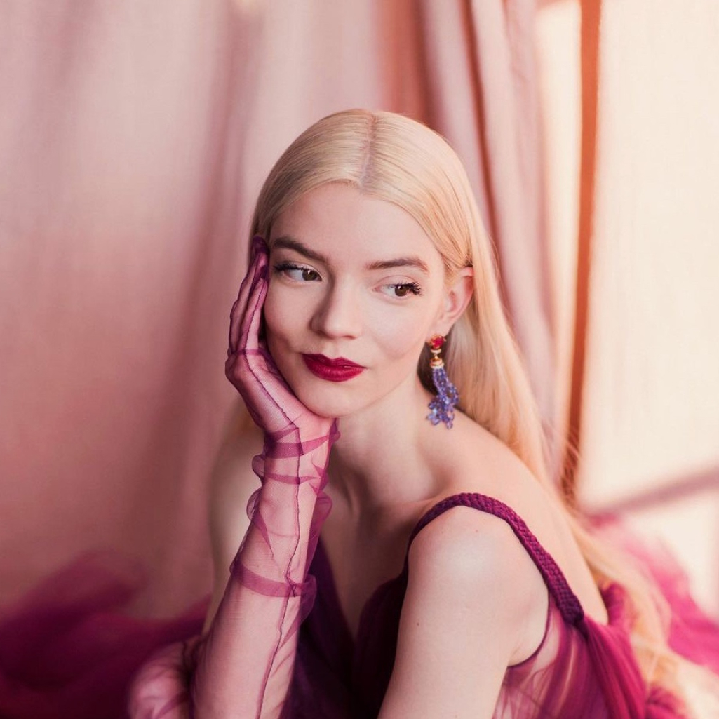 Anya Taylor-Joy: Εμφανίστηκε με ένα χτένισμα εμπνευσμένο από την μυθολογία στο show του οίκου Dior 