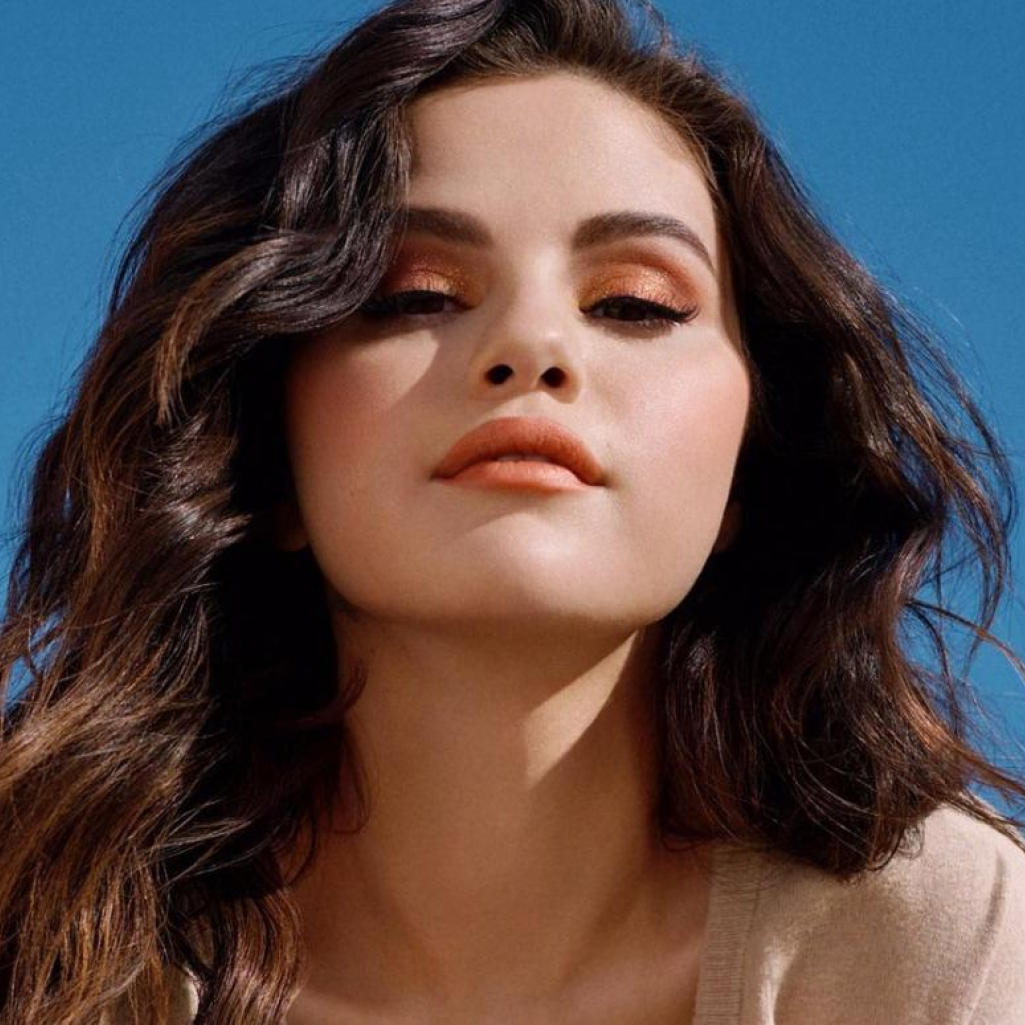 Selena Gomez: "Οι προηγούμενες σχέσεις μου ήταν καταραμένες"