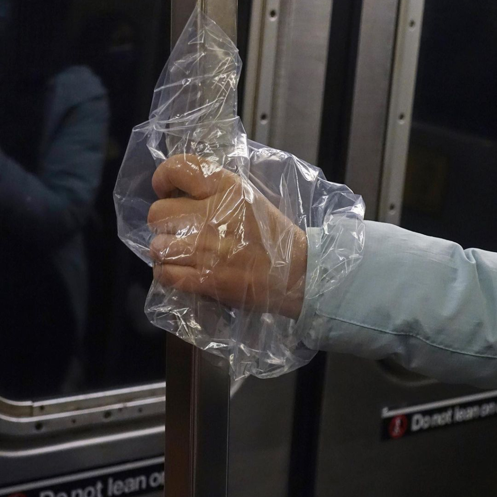 Ο φόβος της πανδημίας: Φωτογράφος απαθανατίζει τα χέρια επιβατών στο μετρό της Νέας Υόρκης