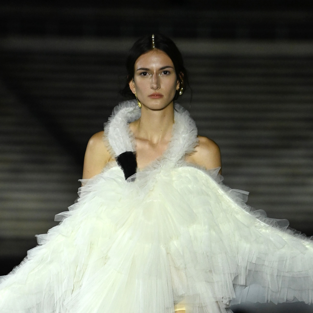 Swan Dress: 3 φορές που το φόρεμα-κύκνος τράβηξε τα βλέμματα στο runway