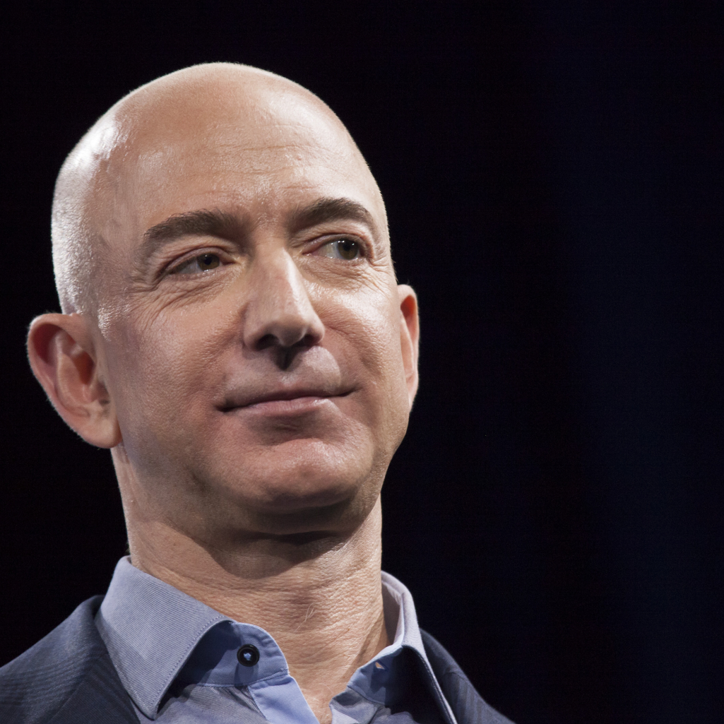 Δεκάδες χιλιάδες άτομα μαζεύουν υπογραφές για να μείνει ο Jeff Bezos για πάντα στο διάστημα