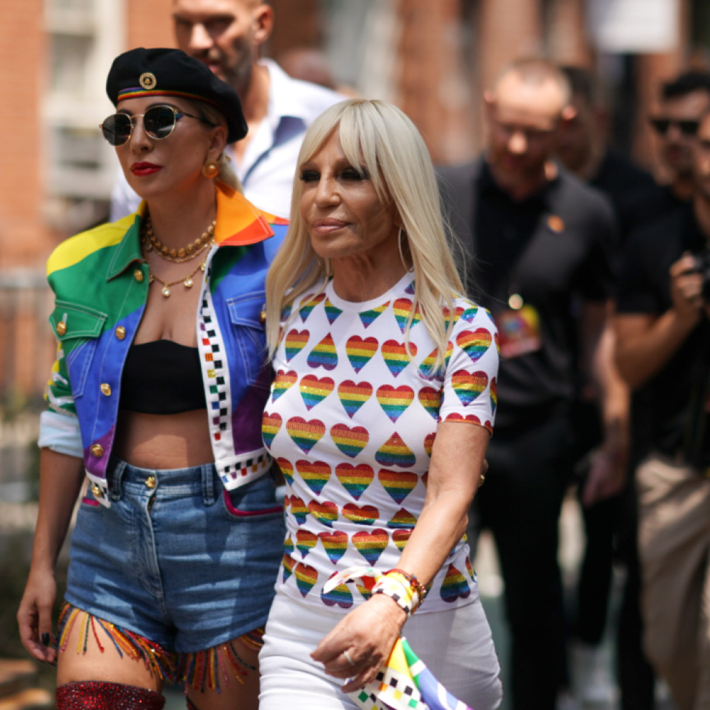 Ο οίκος Versace και η Lady Gaga γιορτάζουν την LGBTQIA + κοινότητα με μία capsule συλλογή