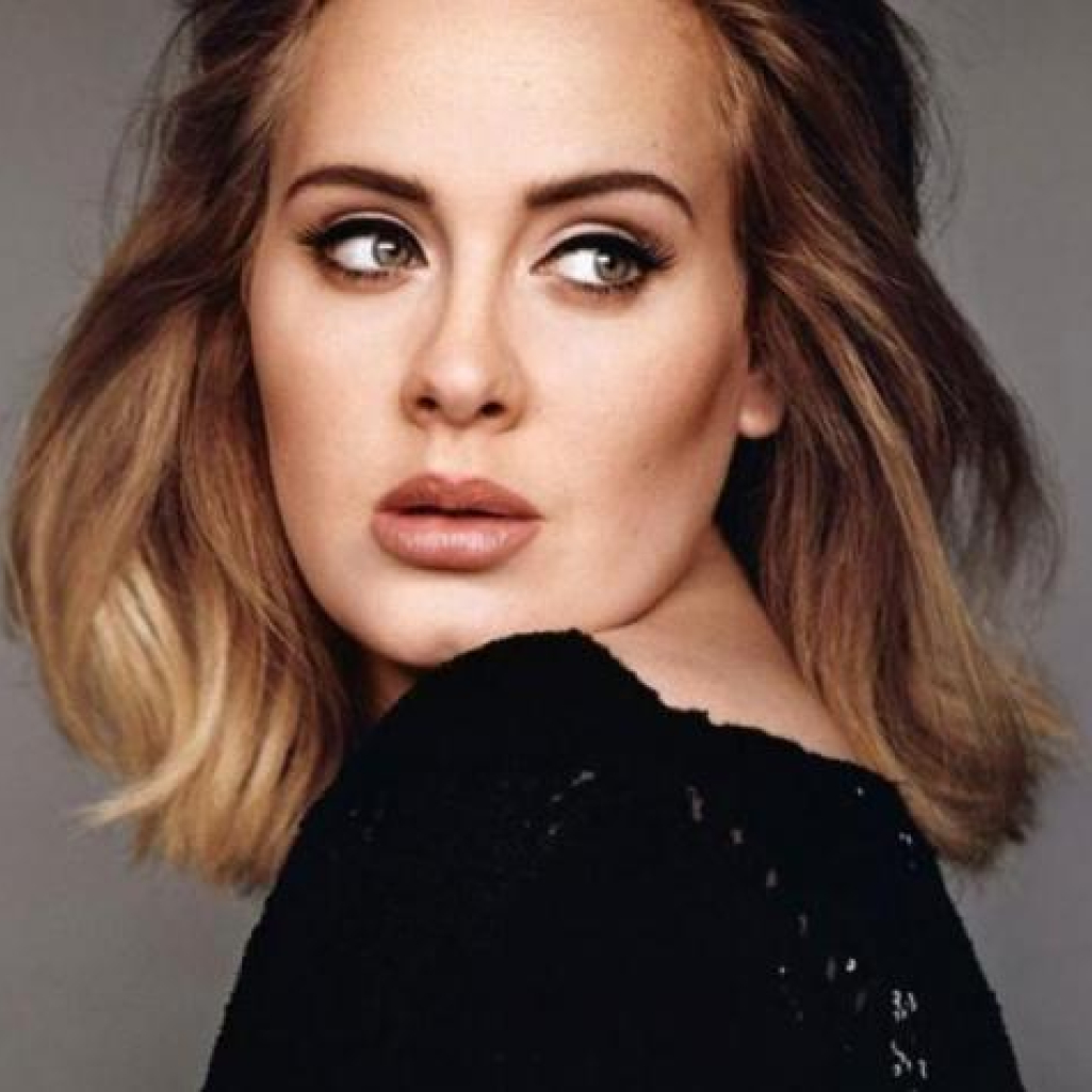 Adele: Η σπάνια εμφάνιση και το συγκινητικό μήνυμα υποστήριξης των θυμάτων του Πύργου Grenfell