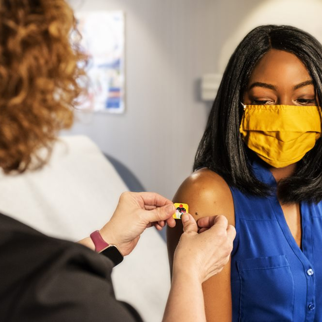 Εμβολιασμός κατά του κορωνοϊού: Τι να κάνετε εάν εμφανίσετε παρενέργειες
