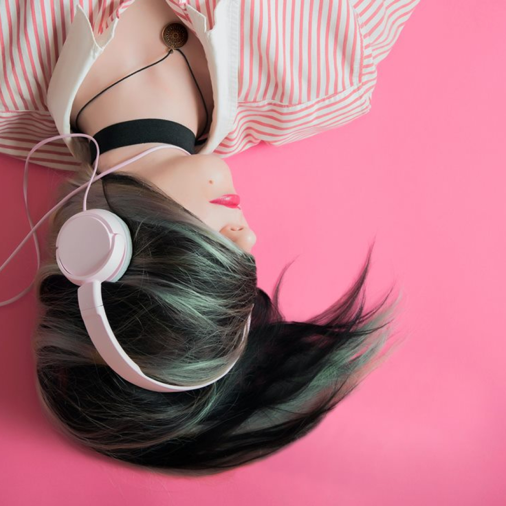 Γιατί το άκουσμα μουσικής πριν κοιμηθείτε μπορεί να καταστρέψει τον ύπνο σας;