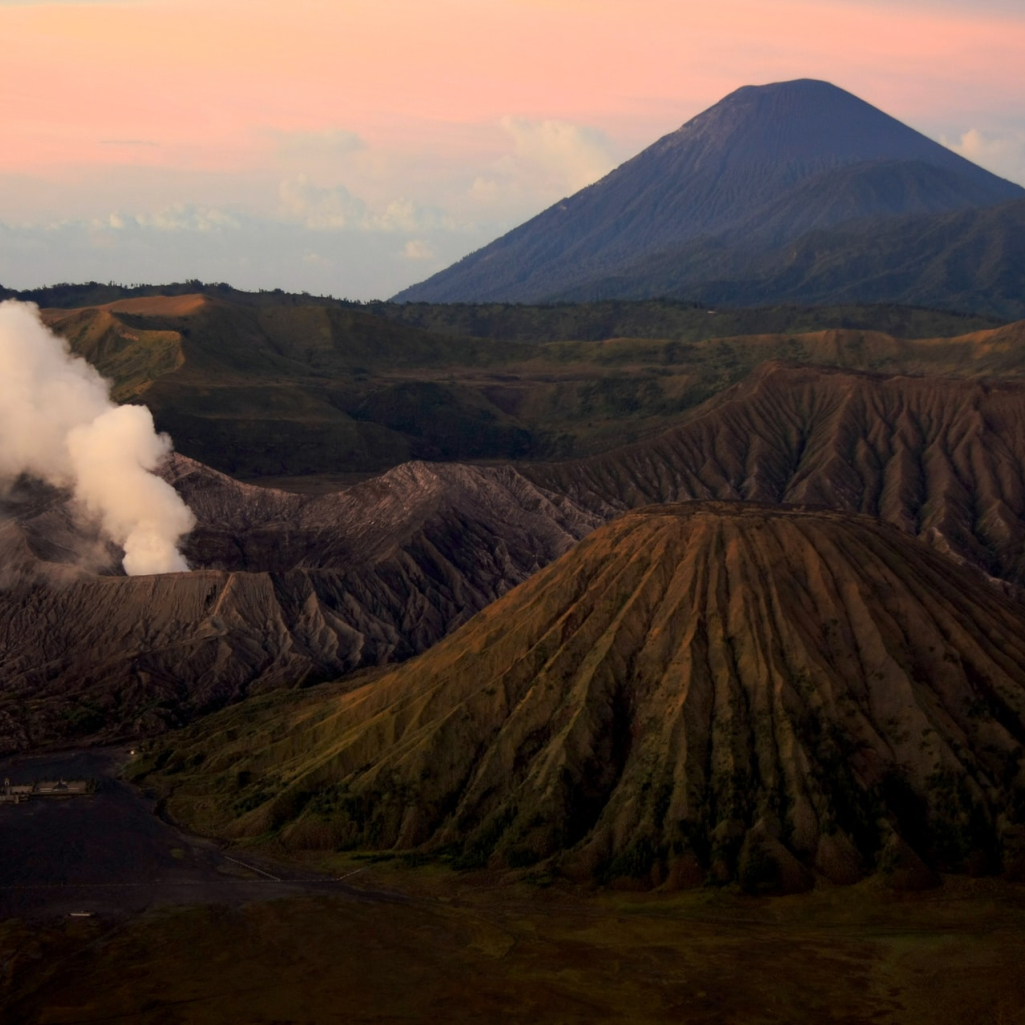 Φωτογράφος απαθανατίζει τη στιγμή που μετεωρίτης «πέφτει» μέσα σε ηφαίστειο και γίνεται viral