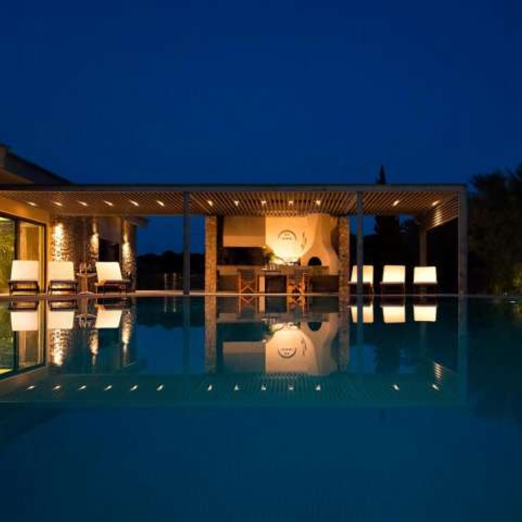 Tramonto di Olive: Η μαγευτική βίλα που «κρύβεται» στο Λουτράκι