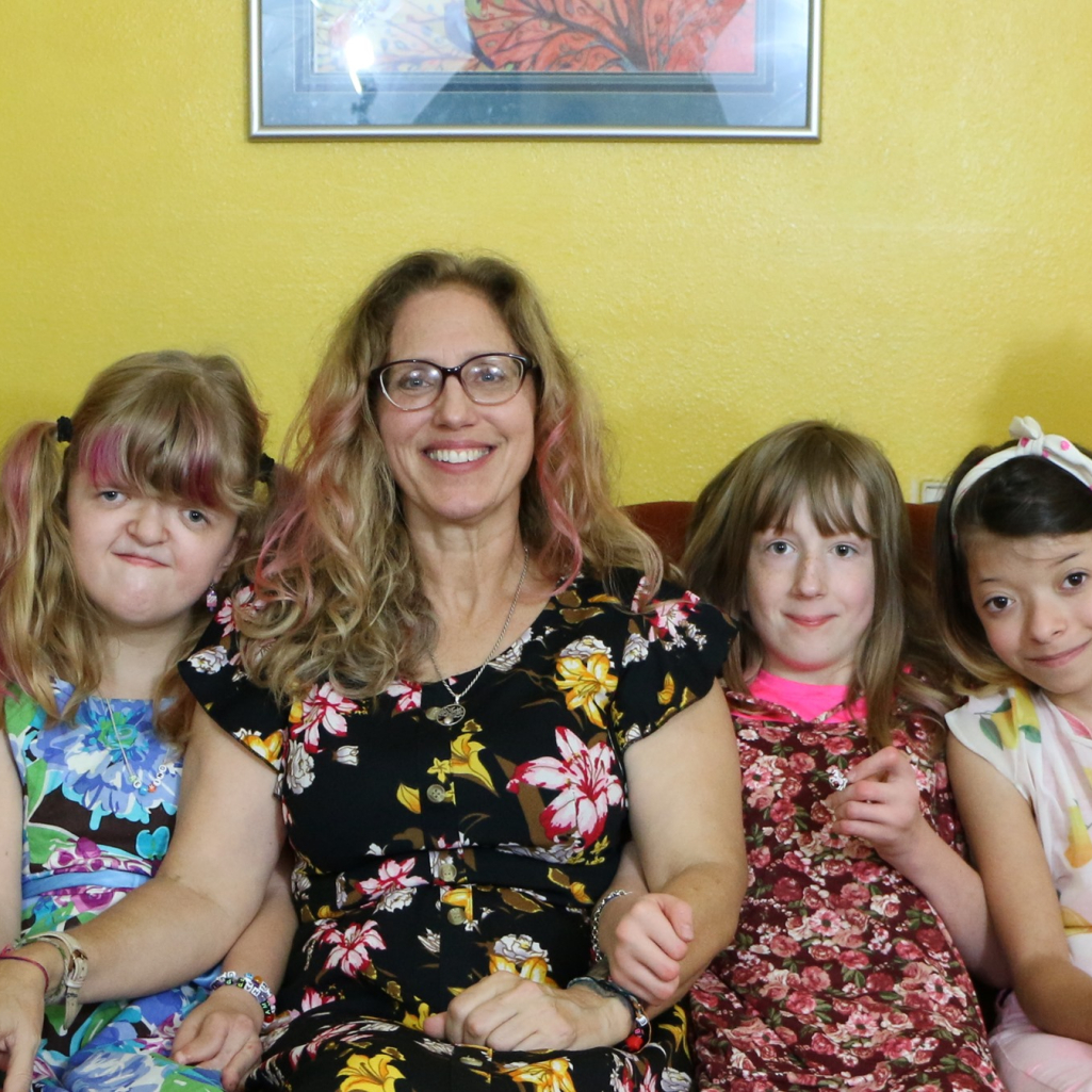 5 μοναδικές αδελφές: Το ζευγάρι που υιοθέτησε τρία παιδιά με ειδικές ανάγκες και τα μαθαίνει να αγαπάνε τον εαυτό τους