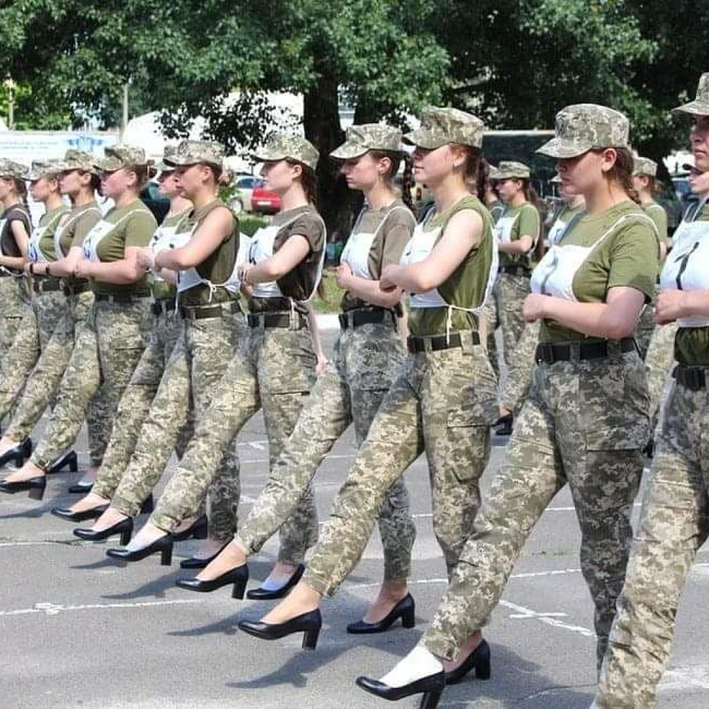 Σεξισμός στην Ουκρανία: Γυναίκες του στρατού υποχρεώθηκαν να παρελαύνουν φορώντας τακούνια