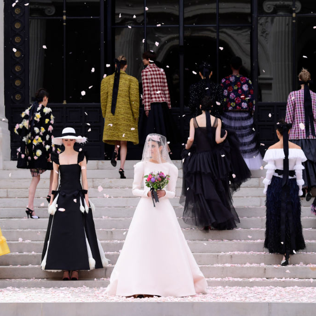Chanel: Το show Υψηλής Ραπτικής έκλεισε με μια πανέμορφη νύφη να πετά την ανθοδέσμη στο κοινό