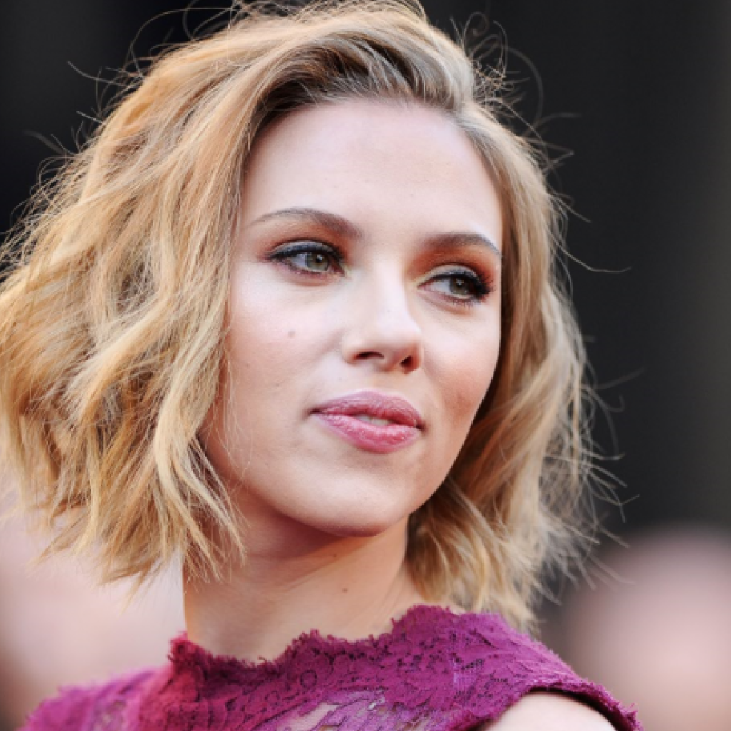 Scarlett Johansson: Περιμένει το πρώτο της παιδί με τον Colin Jost