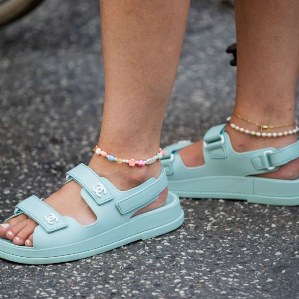 Τα anklets είναι η 90s τάση που θα δούμε σε κάθε παραλία - Πώς να τα φορέσετε