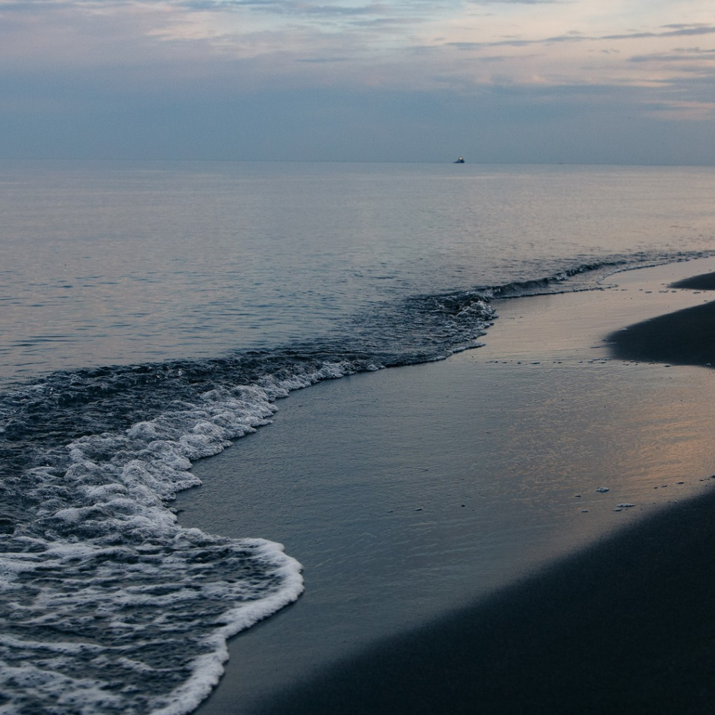 Οι 10 πιο εντυπωσιακές παραλίες με μαύρη άμμο- Ανάμεσά τους και μία ελληνική