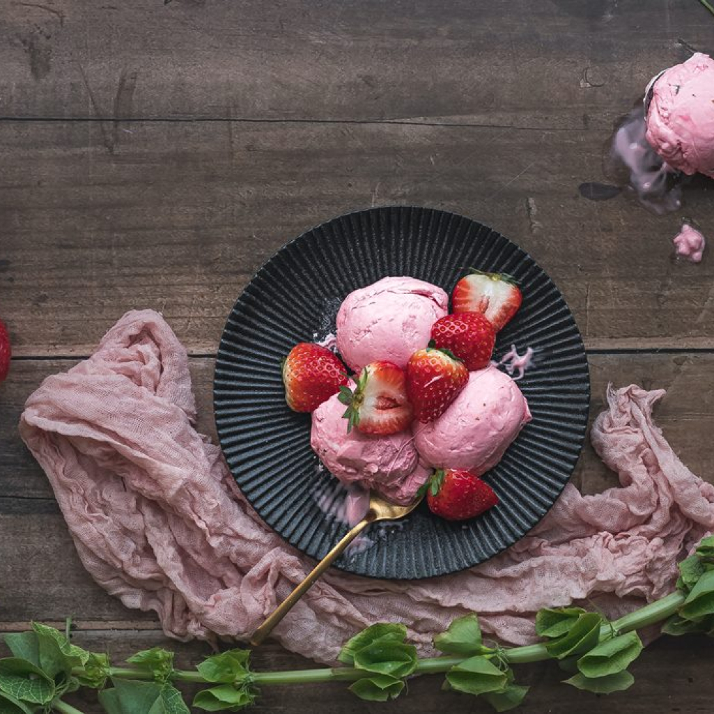 Δροσερό και ελαφρύ παγωτό γιαούρτι με φρέσκες φράουλες