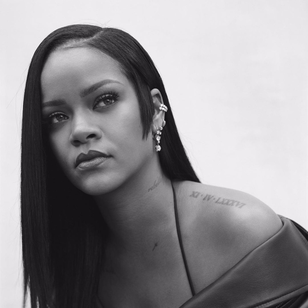 Rihanna: Λανσάρει το νέο άρωμα του Fenty Beauty και μας περιγράφει πώς πραγματικά πρέπει να μυρίζει μία γυναίκα