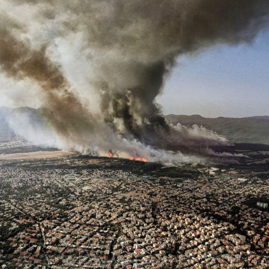 «Μακάρι να μην είχε χρειαστεί να τραβήξω»: Ο φωτογράφος Κοσμάς Κουμιανός πίσω από τη συγκλονιστική λήψη της φωτιάς της Βαρυμπόμπης μιλάει στο #jennygr