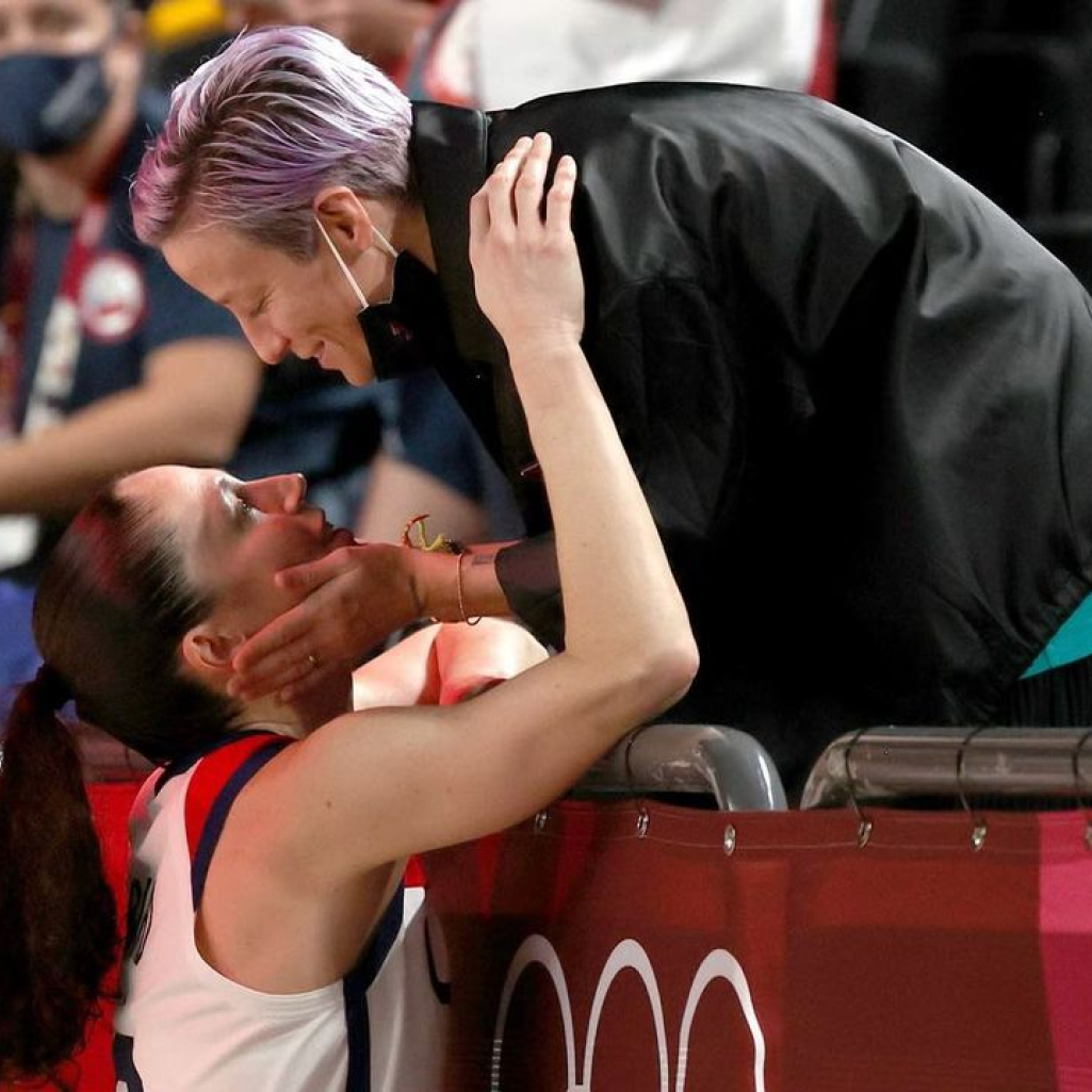 Megan Rapinoe - Sue Bird: Οι αθλήτριες γιόρτασαν τα μεταλλιά τους με ένα τρυφερό φιλί στο στόμα 