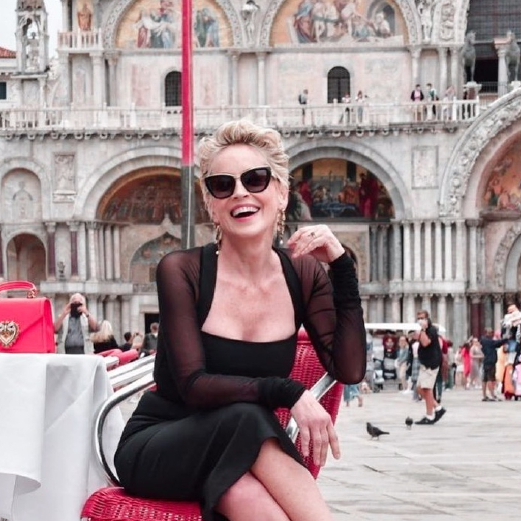 H Sharon Stone, το μαύρο φόρεμα και η Βενετία: Μπορείτε να σκεφτείτε κάτι πιο κομψό;