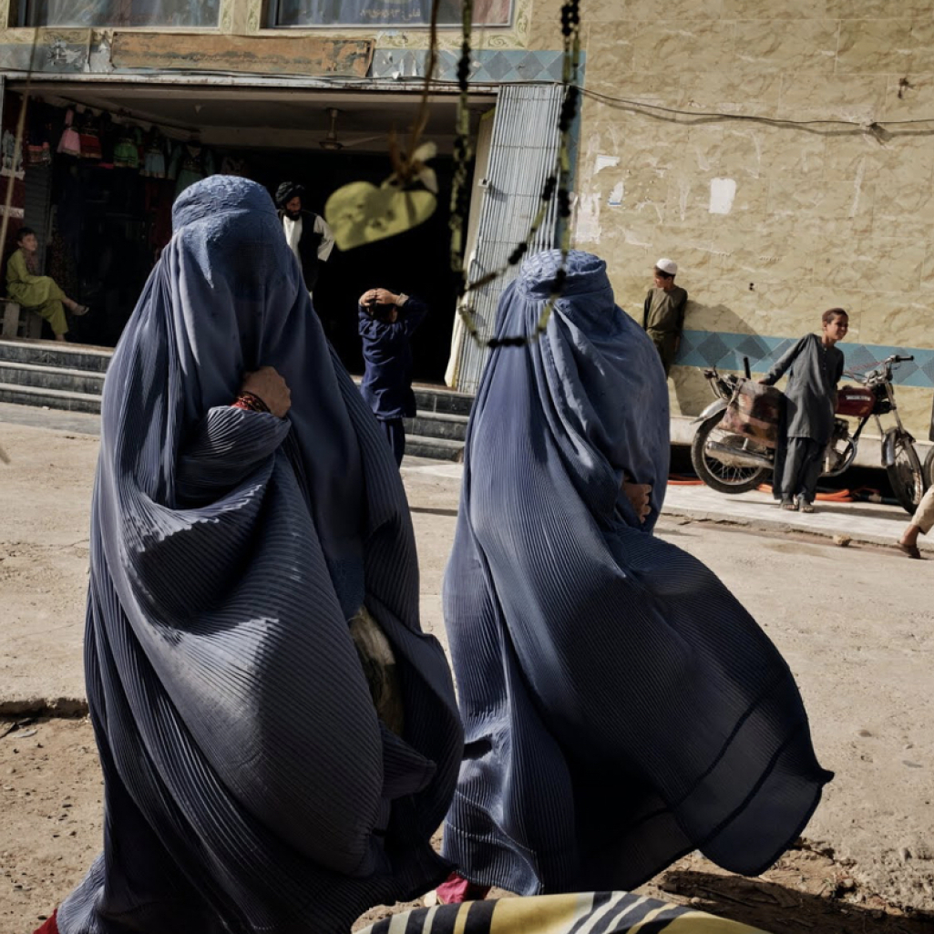 Απόγνωση - Μητέρες δίνουν τα παιδιά τους σε στρατιώτες για να τα σώσουν από τους Ταλιμπάν