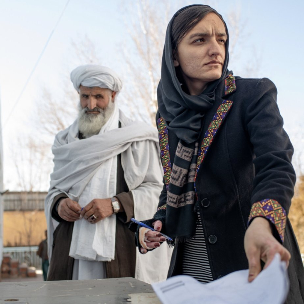 «Περιμένω να έρθουν να με σκοτώσουν»: Η πρώτη γυναίκα δήμαρχος του Αφγανιστάν βιώνει τον τρόμο