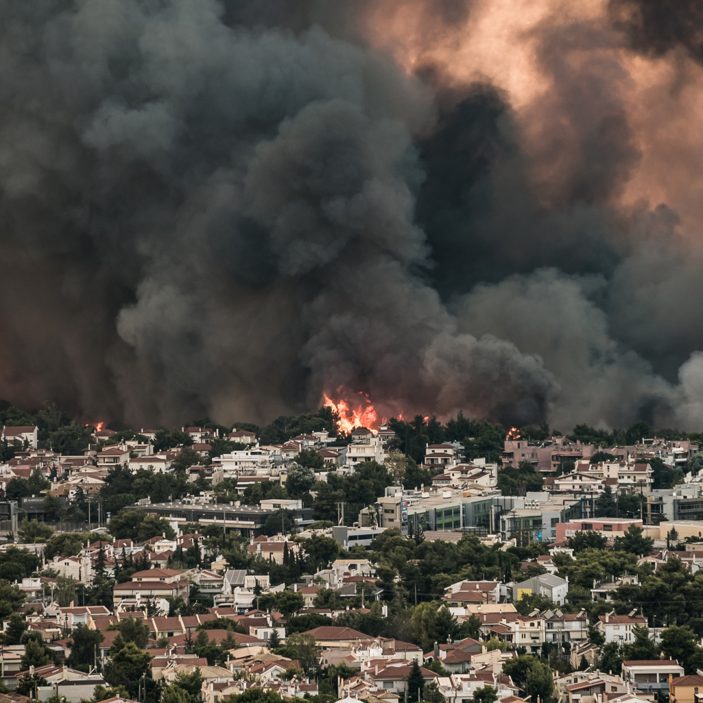 Drone καταγράφει τη στιγμή που καπνοί τυλίγουν όλη την Αθήνα και καθηλώνει
