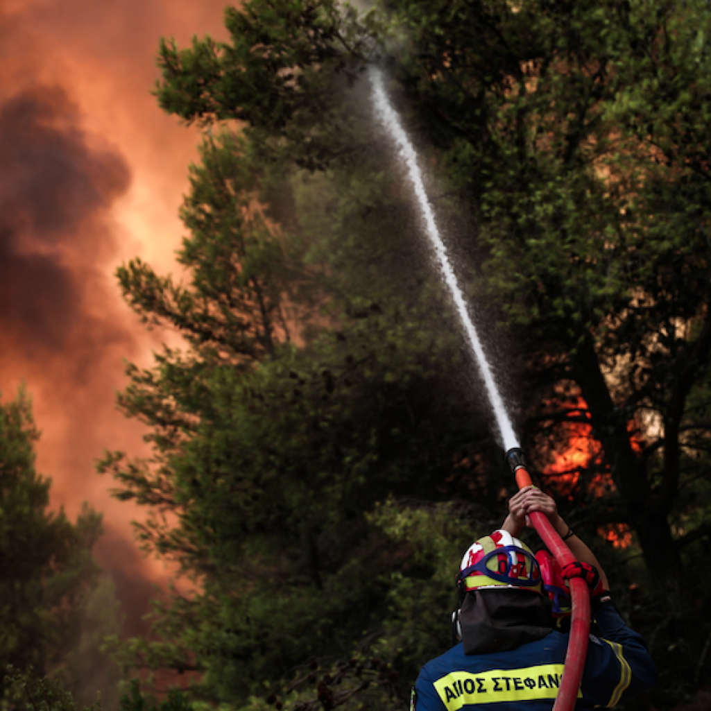 Φωτιά στην Αττική: Οι φλόγες καίνε σπίτια στη Βαρυμπόμπη, απειλούν τους Θρακομακεδόνες - 856 πυροσβέστες στη μάχη