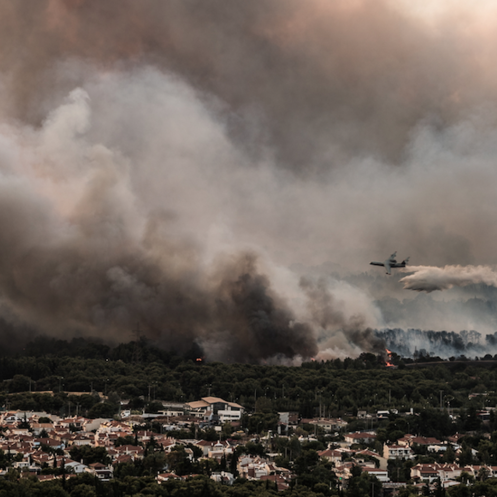 10 συγκλονιστικές εικόνες από την μεγάλη φωτιά στην Αθήνα 