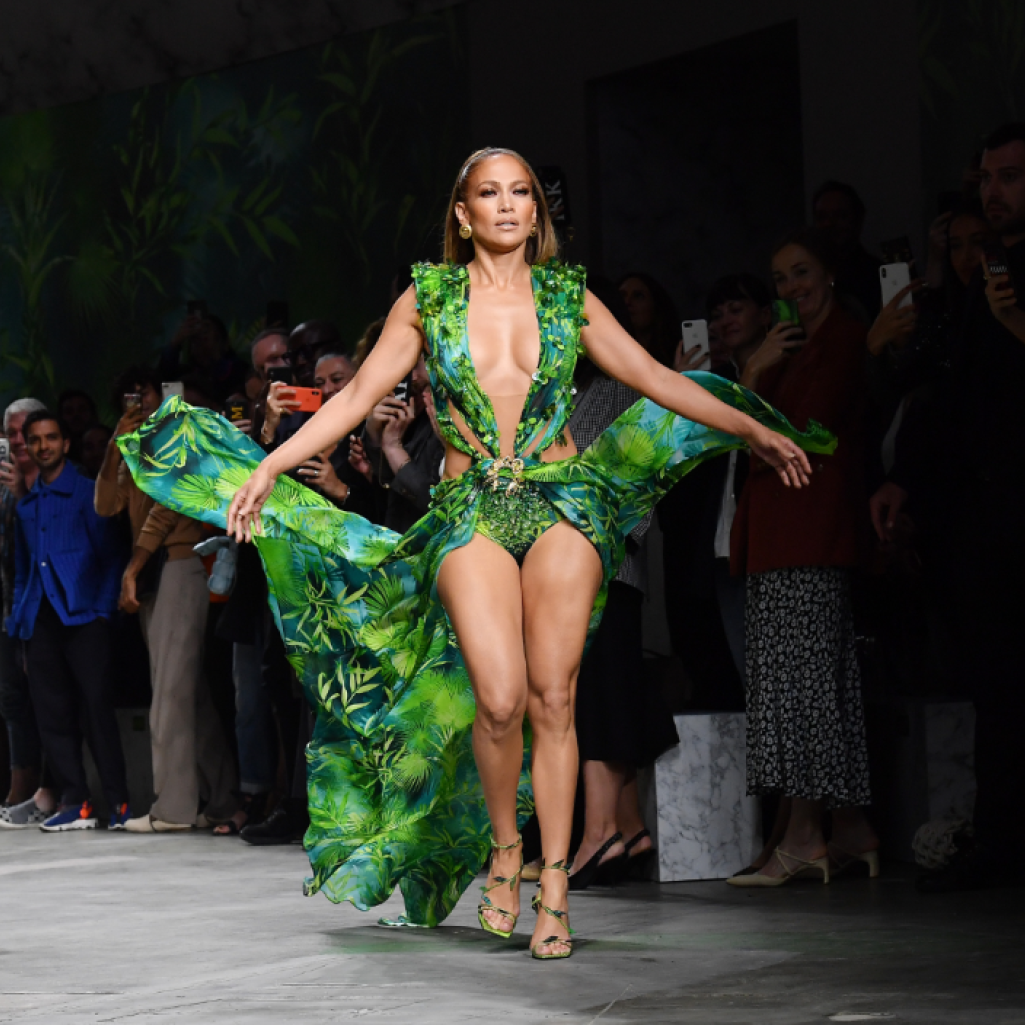 H Jennifer Lopez ξέρει από καλοκαιρινά φορέματα: Απόδειξη το νέο look της με cut - out dress