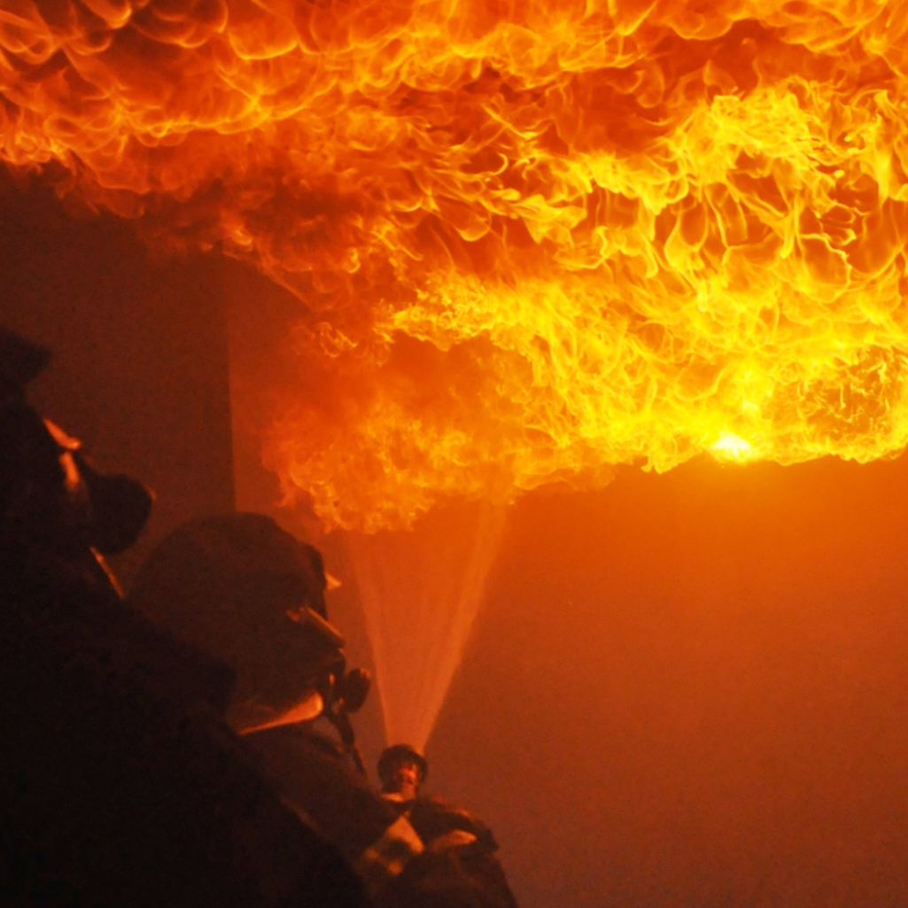 «Προχώρα! Φύγε!»: Η αγωνιώδης προσπάθεια πυροσβεστών να προλάβουν να περάσουν από τις φλόγες 