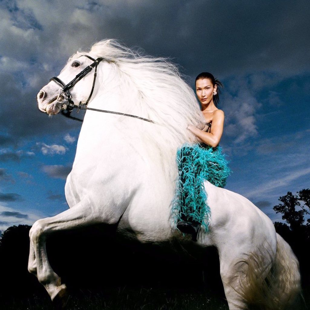 H Bella και το άλογο: Το supermodel μεταμορφώνεται σε σύγχρονη αμαζόνα