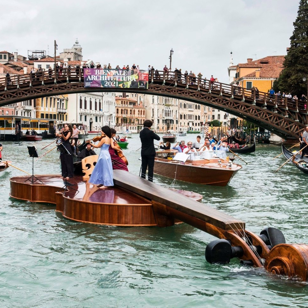 Ένα πλωτό βιολί ταξιδεύει στα κανάλια της Βενετίας, στέλνοντας το δικό του μήνυμα ελπίδας