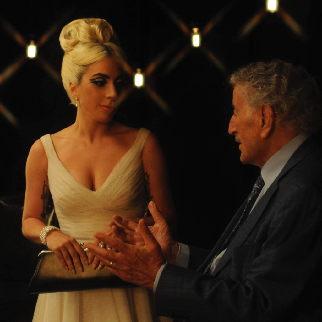 Βρείτε κάποιον να σας κοιτάζει όπως η Lady Gaga τον Tony Bennett στο νέο τους video clip