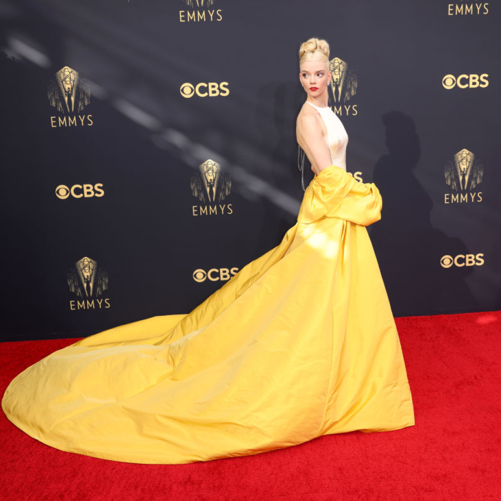 Emmys 2021: Tα ωραιότερα red carpet looks δεν είχαν μεγάλες εκπλήξεις