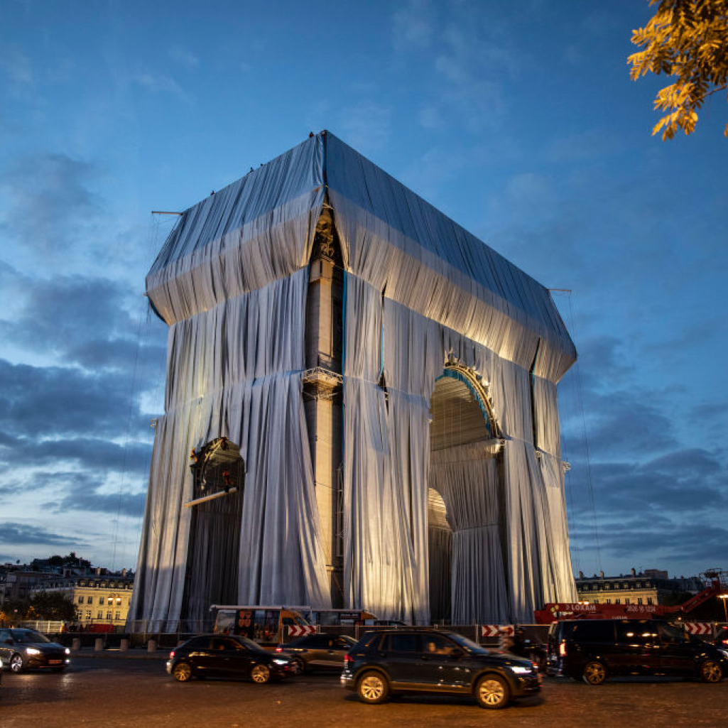 Η Αψίδα του Θριάμβου τυλιγμένη με ύφασμα: Το έργο των Christo και Jeanne-Claude 60 χρόνια μετά την έμπνευσή του