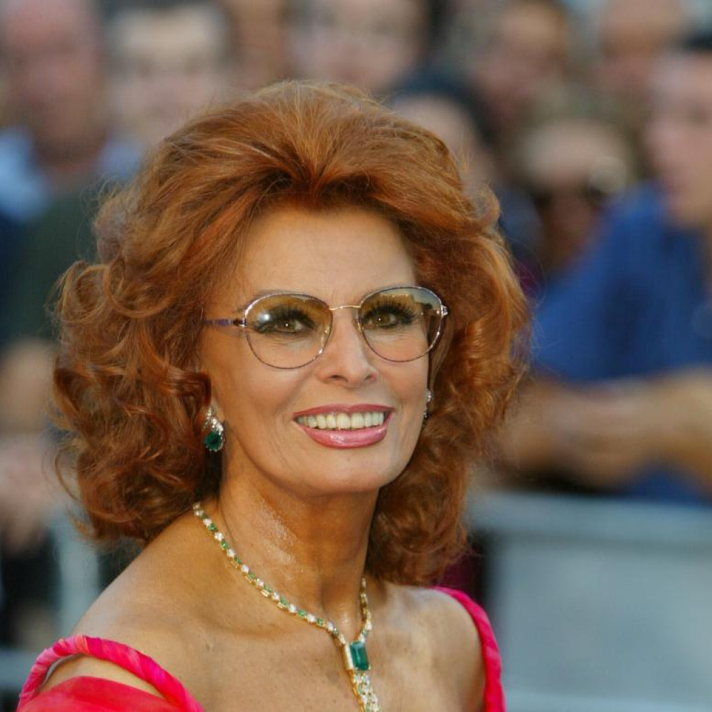 Η 87χρονη Sophia Loren έλαμψε στο κόκκινο χαλί και μας απέδειξε ότι η γοητεία δεν έχει ηλικία