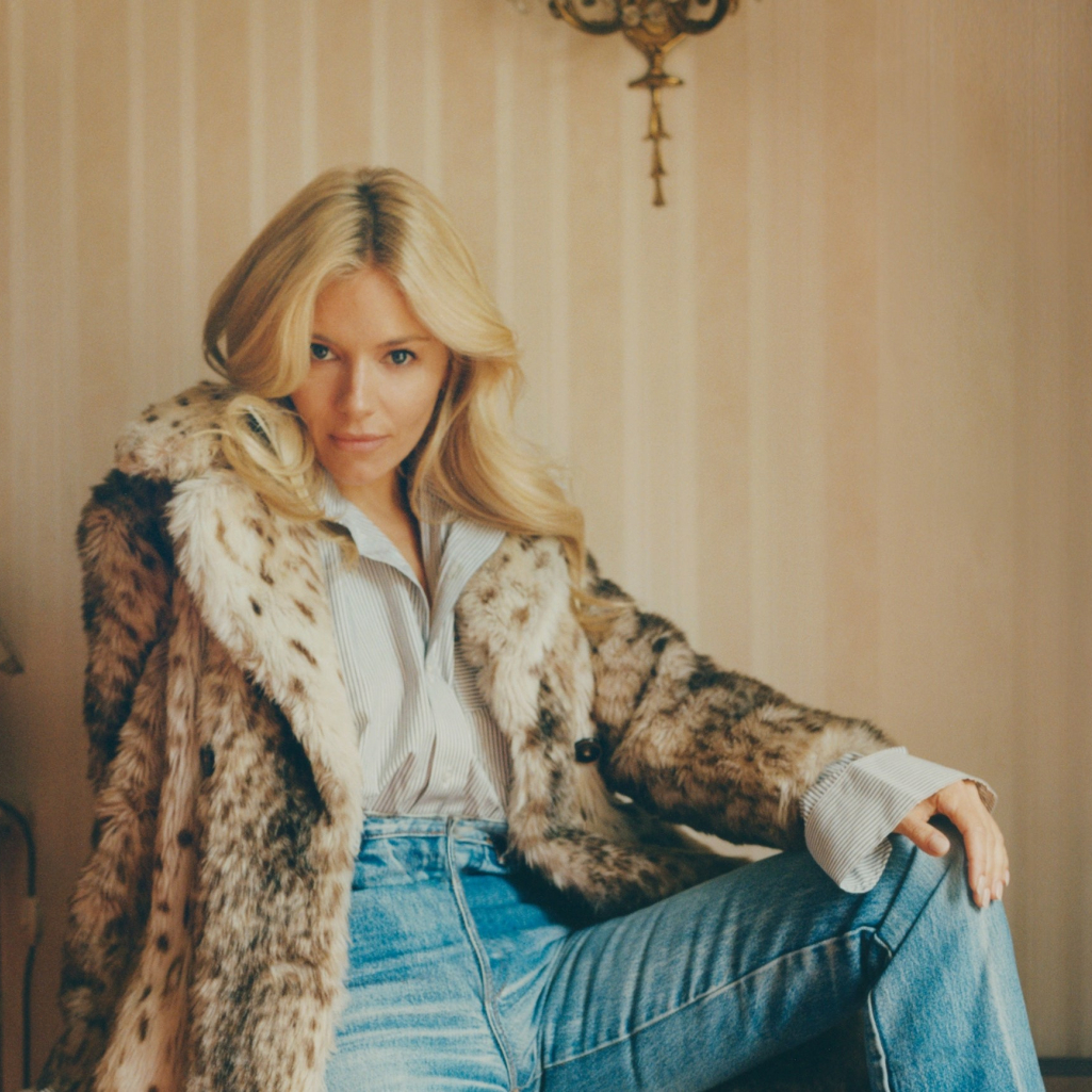 Η Sienna Miller φορά το απόλυτο vintage πανωφόρι για το φθινόπωρο και κάνει διπλό statement